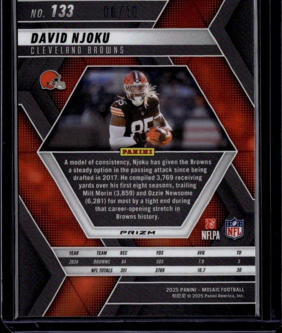 2025 Panini Mosaic #133 David Njoku Mosaic Gold Wave #/10 - Image 2
